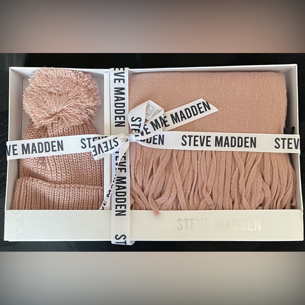 NEW STEVE MADDEN WOMENS KNIT WINTER POM BEANIE HAT & FRINGED SCARF SET BOX